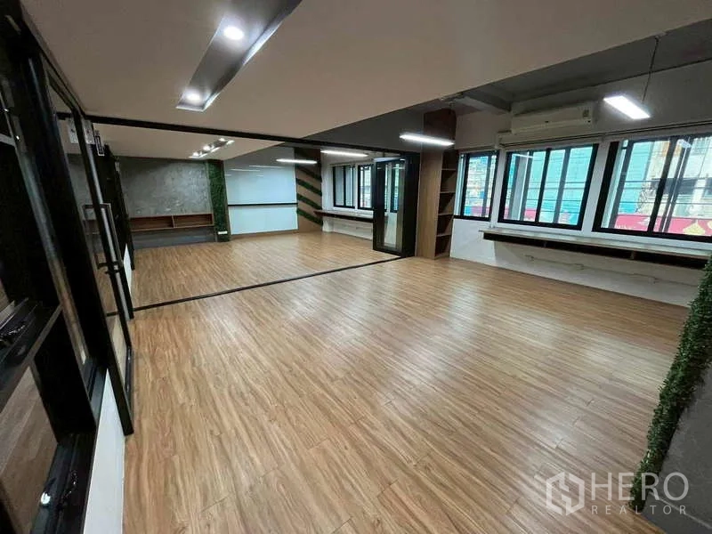 สำนักงาน ให้เช่าในSamphanthawong, Bangkok - โซนทำงานสว่างด้วยหน้าต่างบานใหญ่ โต๊ะเคาน์เตอร์ริมกระจก แอร์ และผนังตกแต่งสีเขียว