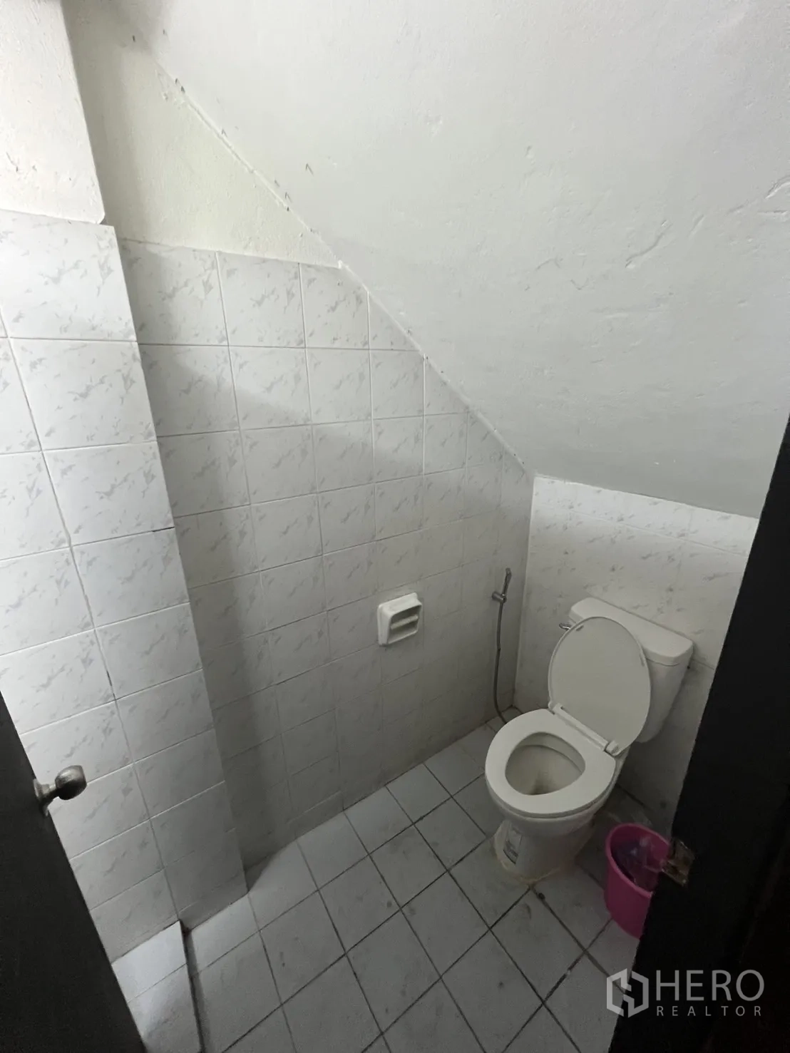 อาคารพาณิชย์ ให้เช่าในHuai Khwang, Bangkok - ห้องน้ำใต้บันได ผนังกระเบื้องพร้อมสายชำระและท่อระบายน้ำ