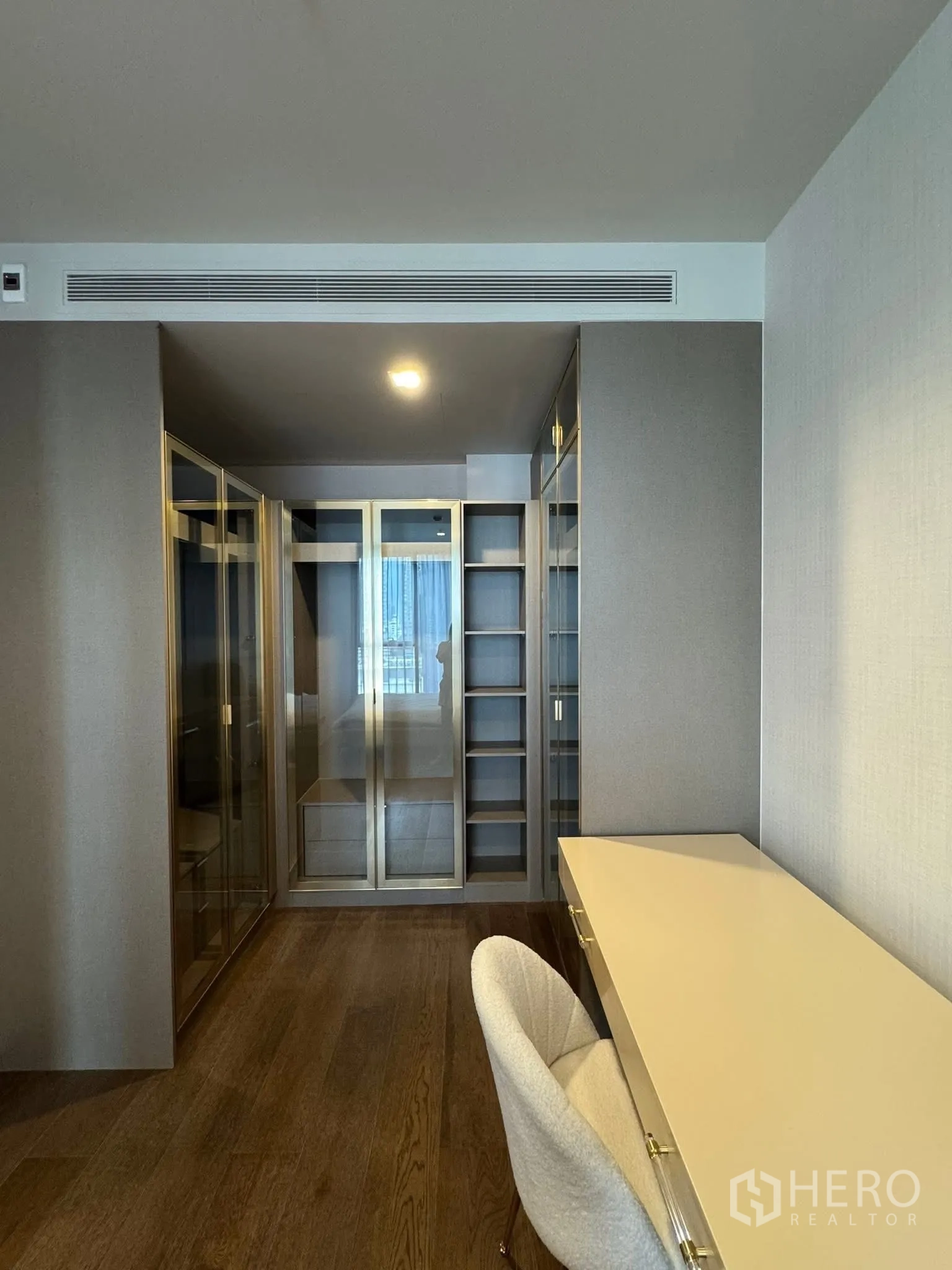 คอนโด for rent in Khlong Toei, Bangkok - ห้องแต่งตัวและมุมทำงาน บิลต์อินชั้นวางและตู้กระจก