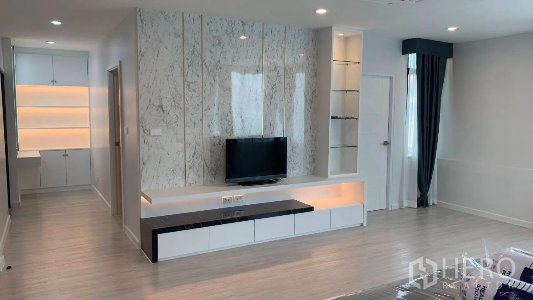 独栋房屋 for rent in Lat Phrao, Bangkok - 起居一角，内置电视墙与收纳柜。