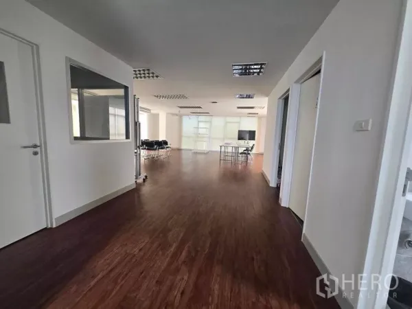 สำนักงาน ให้เช่าในPrawet, Bangkok - ชั้นสำนักงานแบบเปิดโล่ง พื้นไม้ แสงธรรมชาติ และมุมประชุม