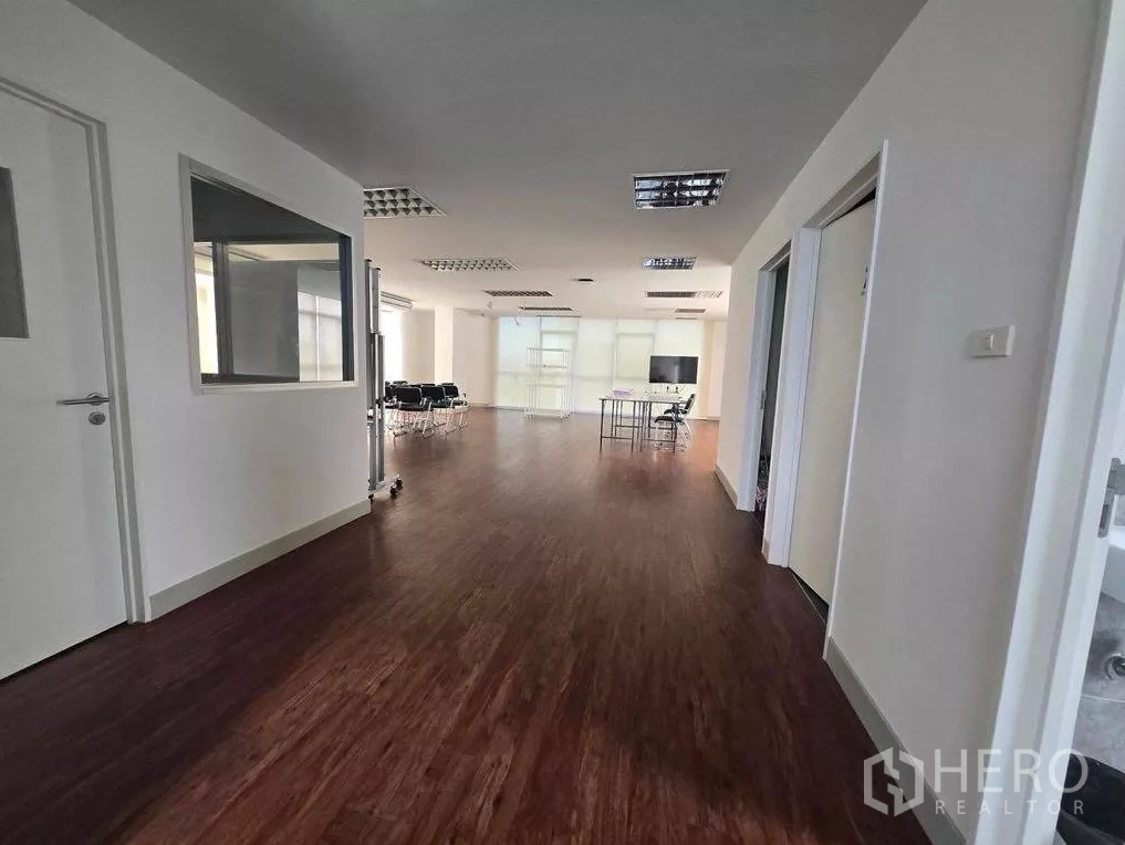 สำนักงาน ให้เช่าในPrawet, Bangkok - ชั้นสำนักงานแบบเปิดโล่ง พื้นไม้ แสงธรรมชาติ และมุมประชุม