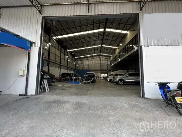 货栈 出租在Bang Khen, Bangkok - 开启的大门通向深进的仓库通道，可供卡车驶入。