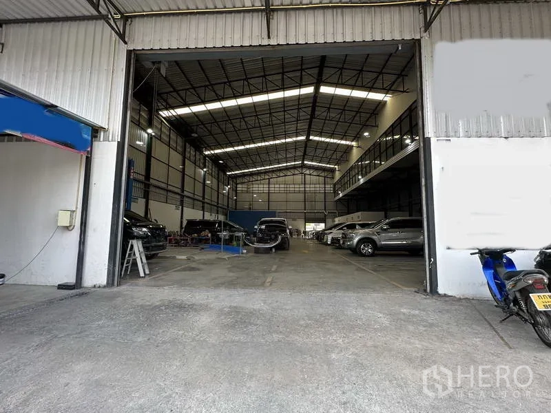 货栈 出租在Bang Khen, Bangkok - 开启的大门通向深进的仓库通道，可供卡车驶入。