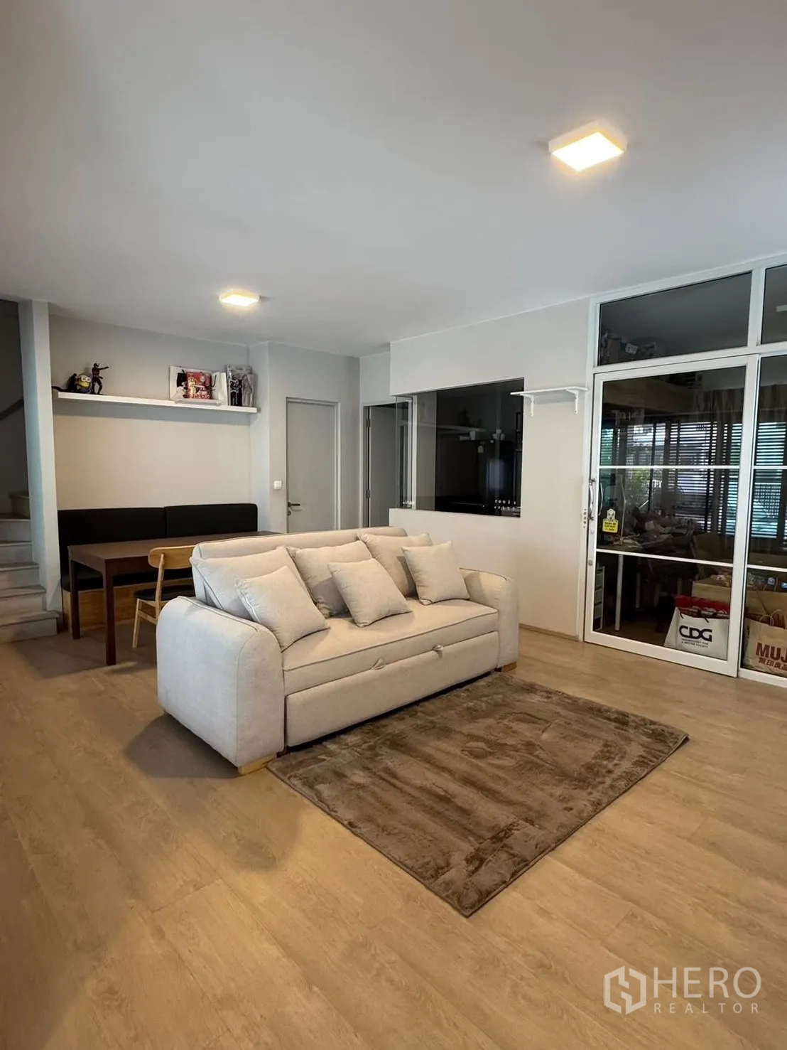 บ้านแฝด for rent in Prawet, Bangkok - ด้านหน้าบ้านแฝดสไตล์ร่วมสมัยพร้อมที่จอดรถมีหลังคาและสวนหน้า