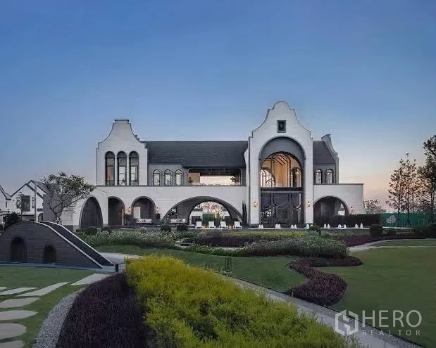 บ้าน ให้เช่าในBang Sao Thong, Samut Prakan - คลับเฮาส์โครงการดีไซน์โค้ง สวนจัดแต่ง สวยงามยามเย็น