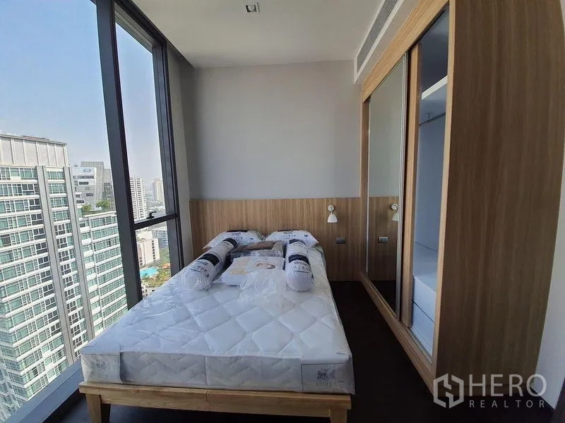 คอนโด ให้เช่าในWatthana, Bangkok - ห้องนอนสว่างมีหน้าต่างมุมกระจกสูงและตู้เสื้อผ้าบิวท์อิน