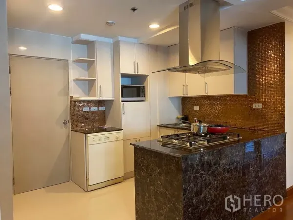 公寓 出租在Watthana, Bangkok - 厨房设大理石中岛，燃气灶、抽油烟机与白色橱柜，马赛克墙面。