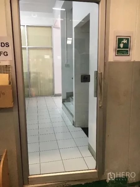 โรงงาน ให้เช่าในKhlong Luang, Pathum Thani - ประตูกระจกเข้าสู่โถงสำนักงาน ปูพื้นกระเบื้องและมีบันได