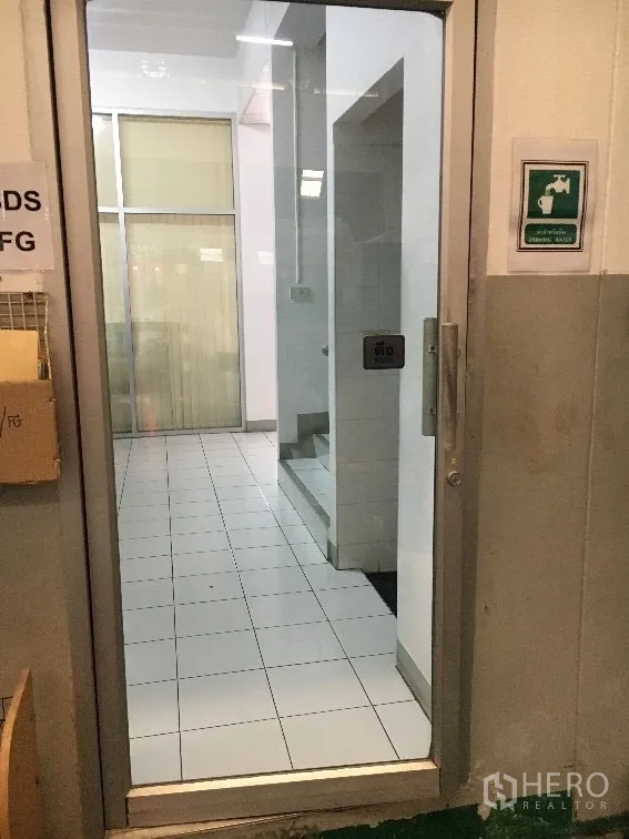 โรงงาน ให้เช่าในKhlong Luang, Pathum Thani - ประตูกระจกเข้าสู่โถงสำนักงาน ปูพื้นกระเบื้องและมีบันได