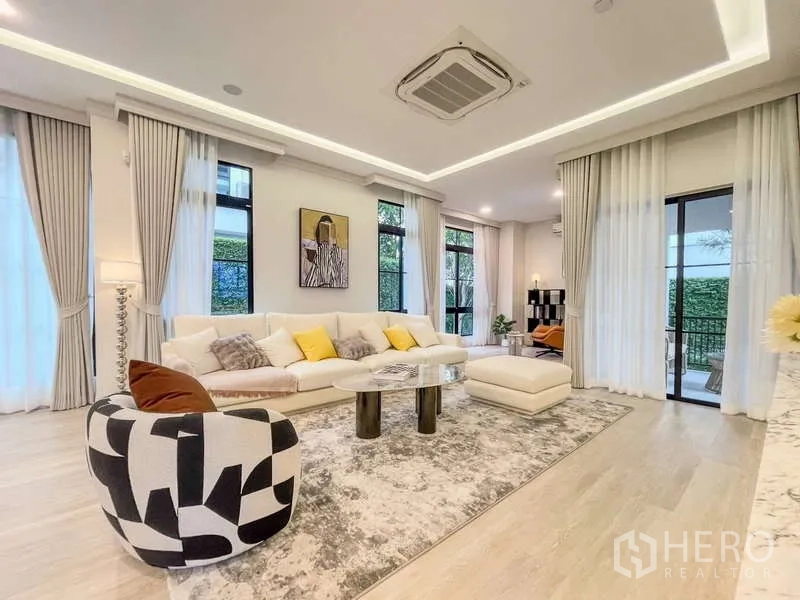 บ้าน ให้เช่าในSaphan Sung, Bangkok - ห้องนั่งเล่นโปร่งโล่ง โซฟาตัวแอล หน้าต่างสูง มองสวนนอกบ้าน