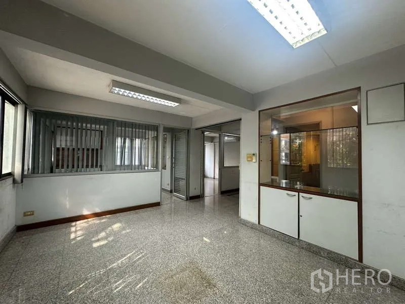 อาคารพาณิชย์ ให้เช่าในKhlong Toei, Bangkok - ห้องมุมพร้อมหน้าต่าง ม่านปรับแสง และตู้โชว์