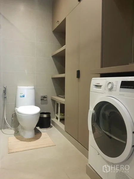 คอนโด ให้เช่าในPathum Wan, Bangkok - ห้องอเนกประสงค์/ห้องน้ำพร้อมโถสุขภัณฑ์ ชั้นเก็บของ และเครื่องซักผ้าฝาหน้า