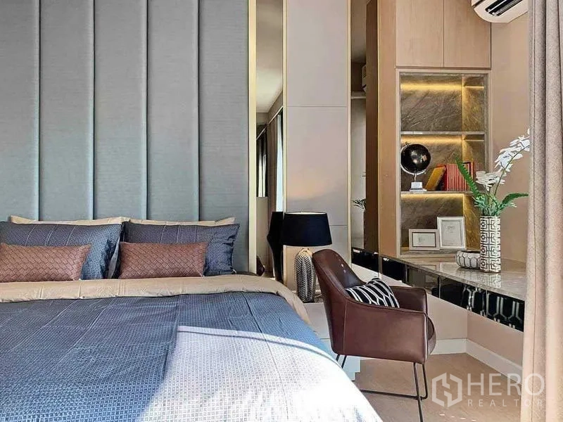 联排别墅 出售在Mueang Nonthaburi, Nonthaburi - 主卧细节：大理石质感嵌入式置物架与梳妆台