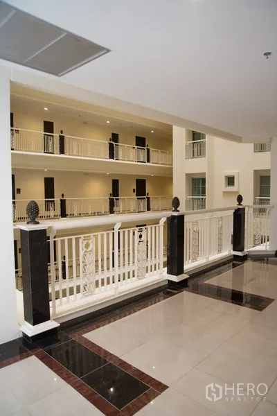 คอนโด ให้เช่าในKhlong Toei, Bangkok - โถงทางเดินอาคารคอนโด สไตล์เอเทรียม ราวสีขาวและพื้นเงางาม