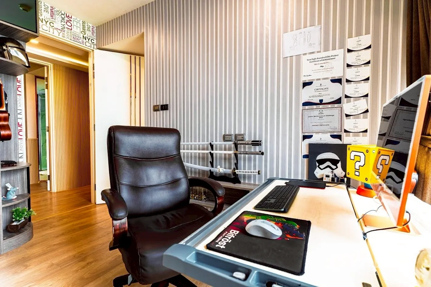 คอนโด for sale in Sathon, Bangkok - มุมทำงานใกล้ชิดพร้อมเก้าอี้ตามสรีระและผนังลายทาง