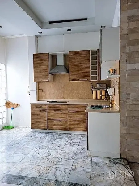 Detached House for rent - Secondary kitchenette with range hood and wood‑grain cabinets.