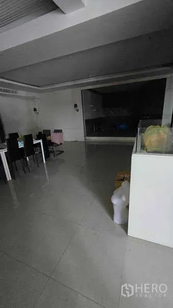 零售空间 出租在Watthana, Bangkok - 开放式室内空间，亮面地砖、白色墙面与高天花