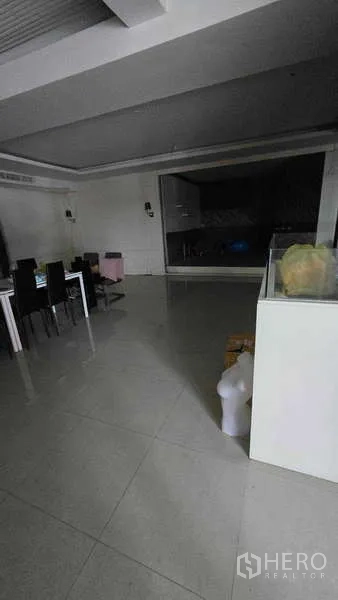 零售空间 出租在Watthana, Bangkok - 开放式室内空间，亮面地砖、白色墙面与高天花