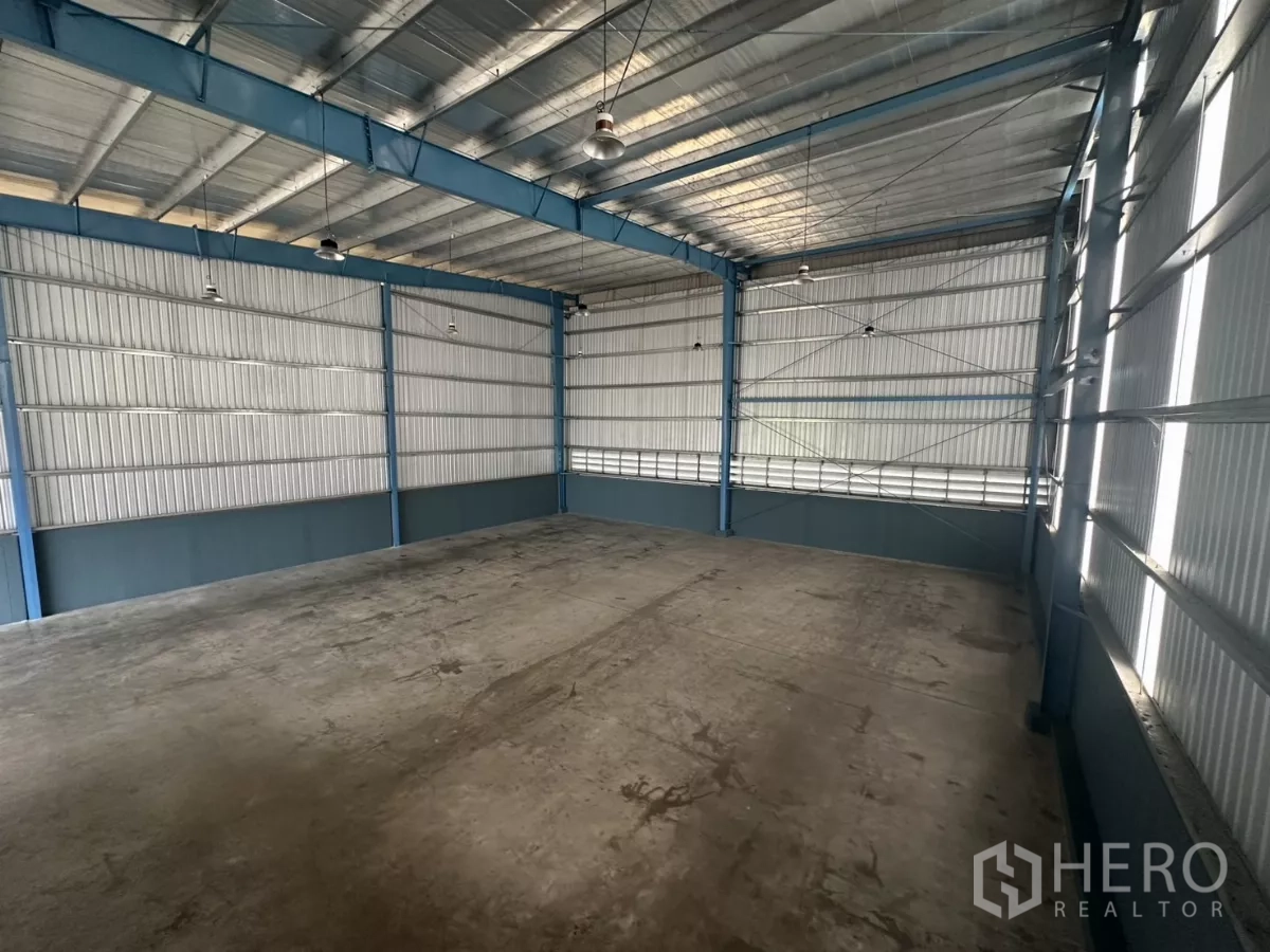 โรงงาน ให้เช่าในBang Phli, Samut Prakan - พื้นที่คลังสินค้าเพดานสูง โครงสร้างเหล็ก หลังคามีฉนวน พื้นคอนกรีต