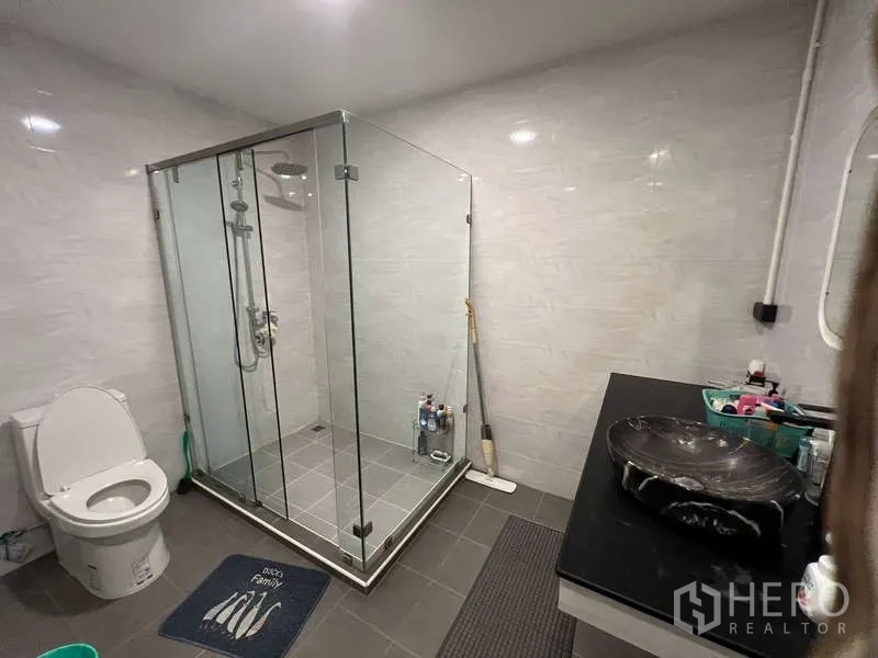 อาคารพาณิชย์ ขายในSuan Luang, Bangkok - ห้องน้ำกว้างพร้อมตู้กระจกอาบน้ำ โถสุขภัณฑ์ และเคาน์เตอร์อ่างล้างหน้า