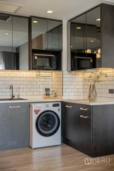 คอนโด ให้เช่าหรือขายในWatthana, Bangkok - ครัวบิลท์อินโมเดิร์น ตู้กระจก แผงกระเบื้องสีขาว และเครื่องซักผ้า