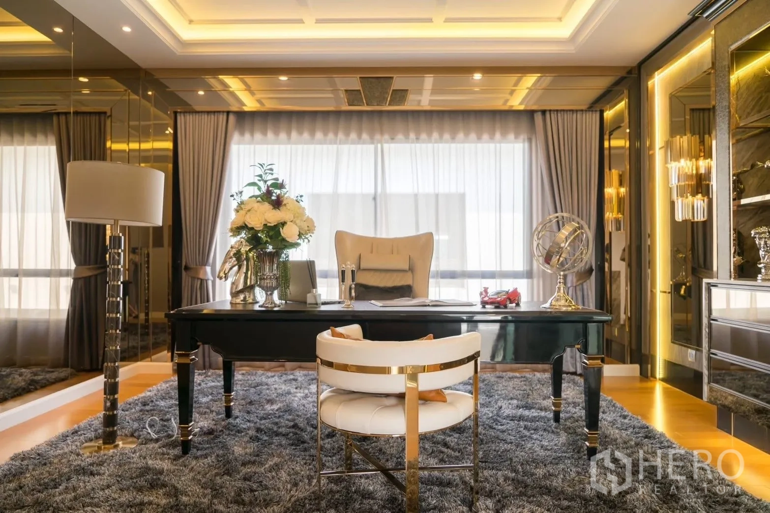 บ้าน ให้เช่าในPrawet, Bangkok - ห้องทำงานในบ้านหรู เพดานฝ้าหลุม โต๊ะทำงานขนาดใหญ่ และม่านสูงจรดเพดาน ในบ้านเดี่ยวเขตประเวศ