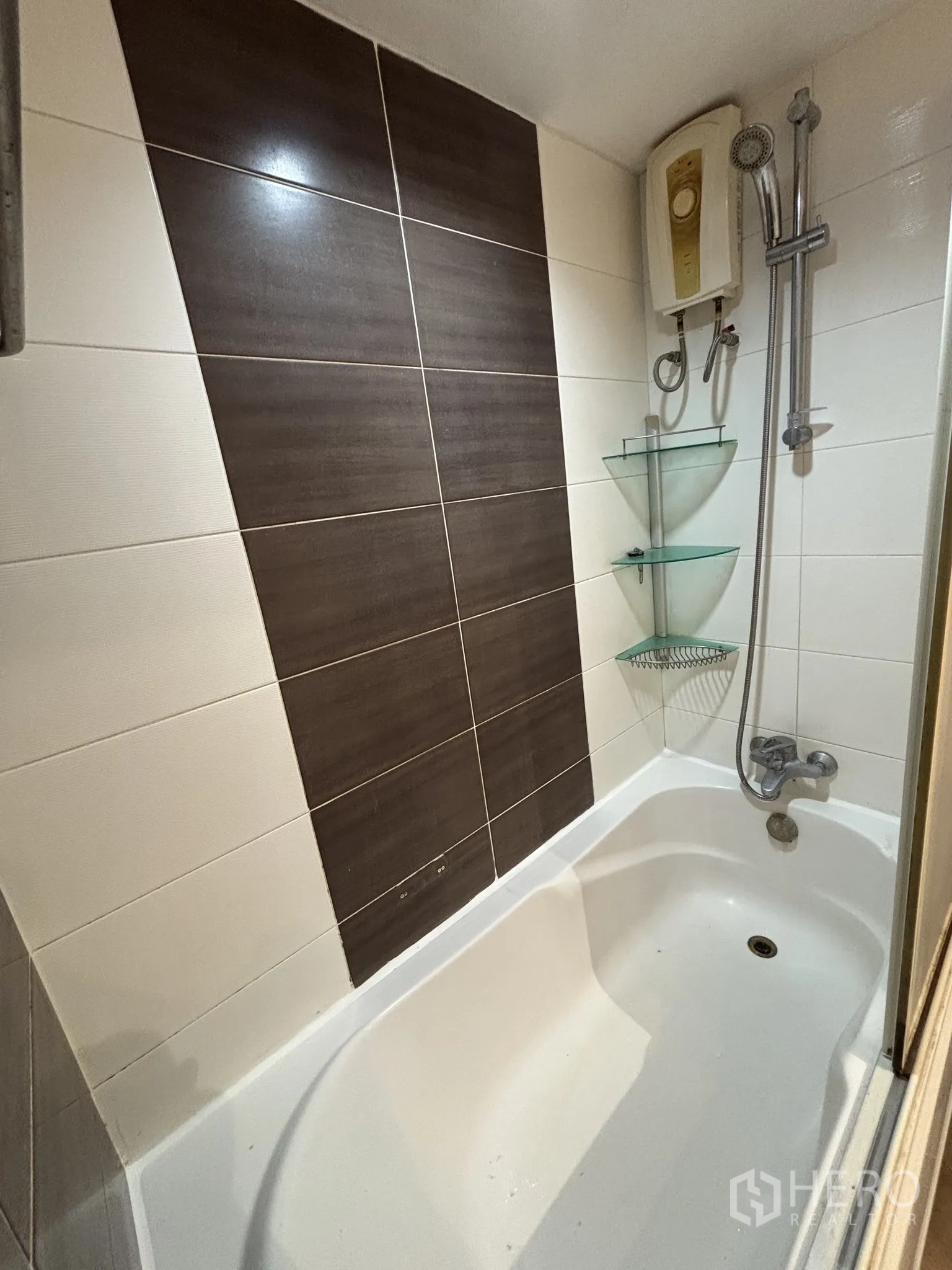 คอนโด ให้เช่าในWatthana, Bangkok - ห้องน้ำมีอ่างอาบน้ำพร้อมฝักบัวและเครื่องทำน้ำอุ่น