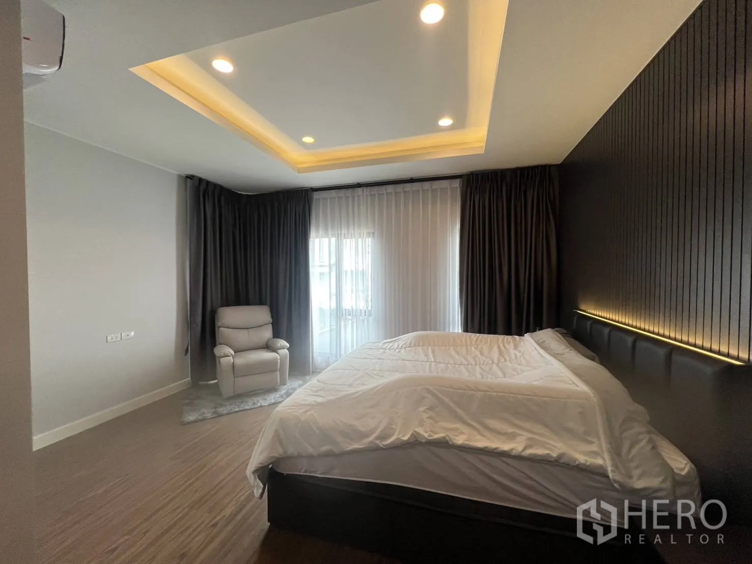 บ้าน ให้เช่าหรือขายในLam Luk Ka, Pathum Thani - ห้องนอนใหญ่กว้าง เพดานซ่อนไฟ ผ้าม่านโปร่ง และผนังตกแต่ง