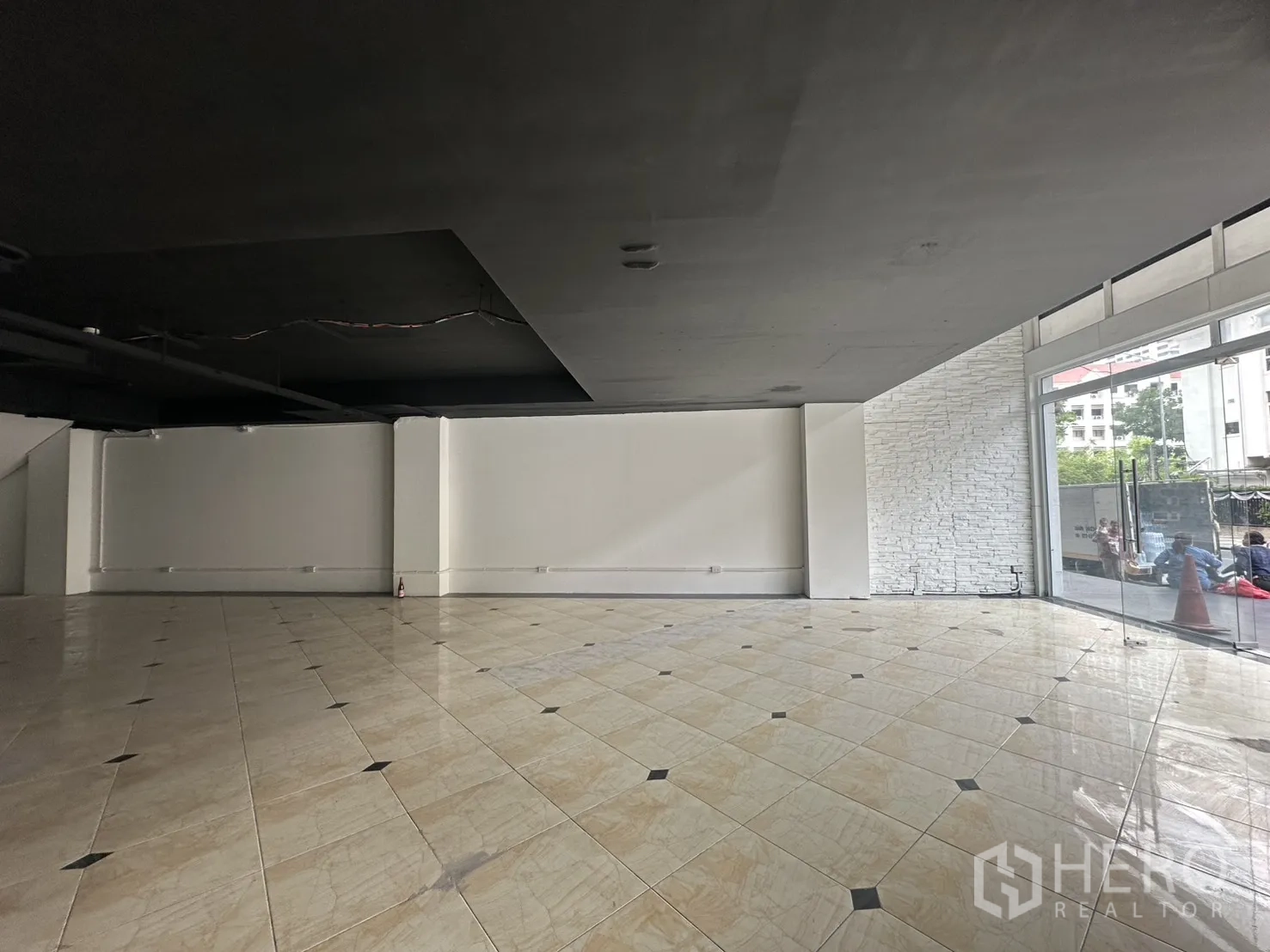 零售空间 for rent in Pathum Wan, Bangkok - 开放式铺面，落地窗与白色仿砖装饰墙