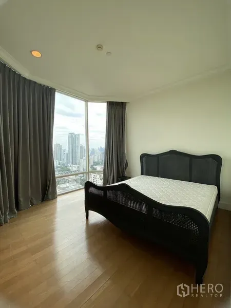 คอนโด ให้เช่าในWatthana, Bangkok - ห้องนอนหลักพื้นไม้ พร้อมหน้าต่างเข้ามุมแบบพื้นจรดเพดาน ชมวิวเมืองพาโนรามา