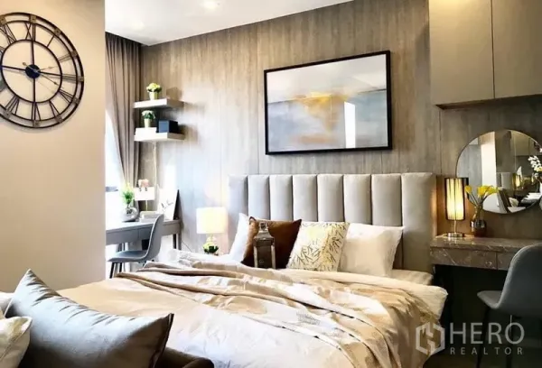 คอนโด ให้เช่าในWatthana, Bangkok - ห้องนอน 1 ห้องอบอุ่น หัวเตียงหุ้มบุ โต๊ะทำงานข้างหน้าต่าง แสงไฟอบอุ่น