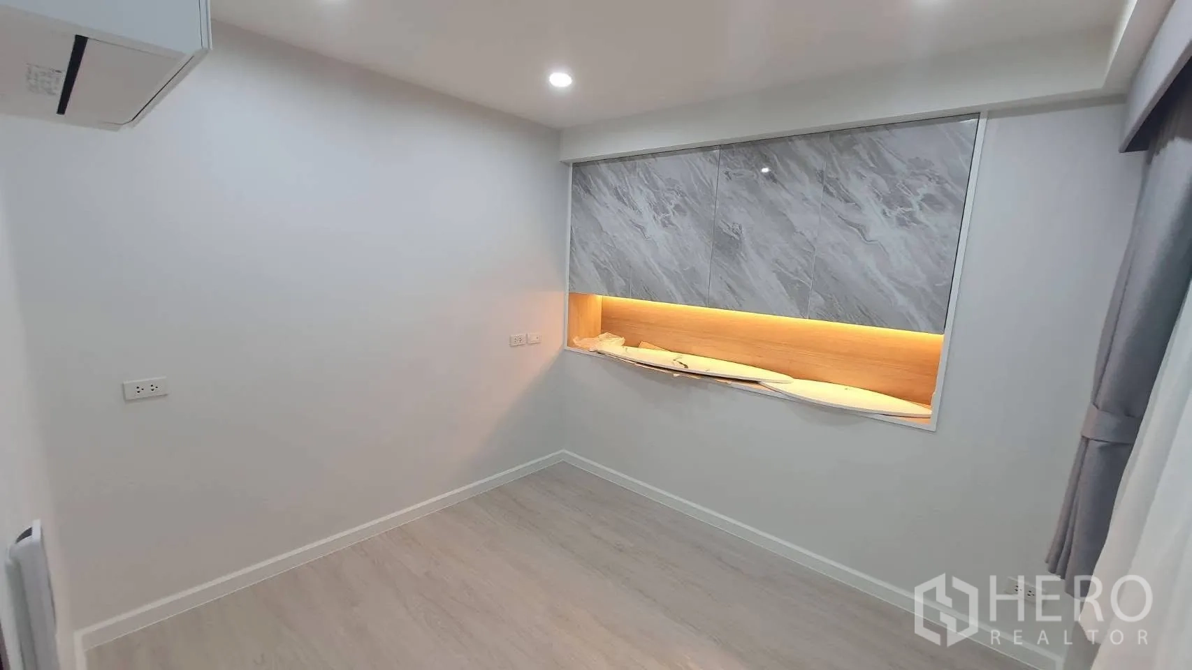 独栋房屋 for rent in Lat Phrao, Bangkok - 小房间，置物壁龛与柔和灯带。