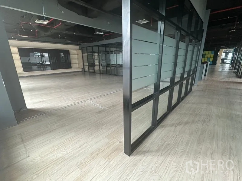 办公空间 出租在Bang Rak, Bangkok - 玻璃分隔转角视角，连接两处开放空间