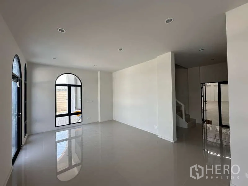 โรงงาน ขายในLam Luk Ka, Pathum Thani - โถงออฟฟิศพร้อมหน้าต่างโค้ง บันได และทางเข้าโกดัง