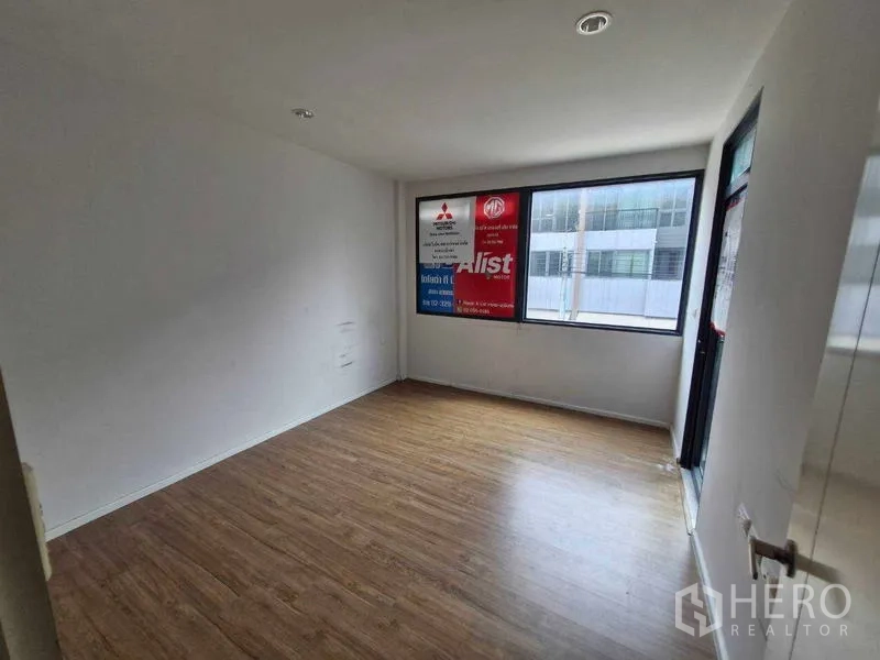 联排别墅 出售在Phra Pradaeng, Samut Prakan - 明亮卧室，大窗与木纹地板