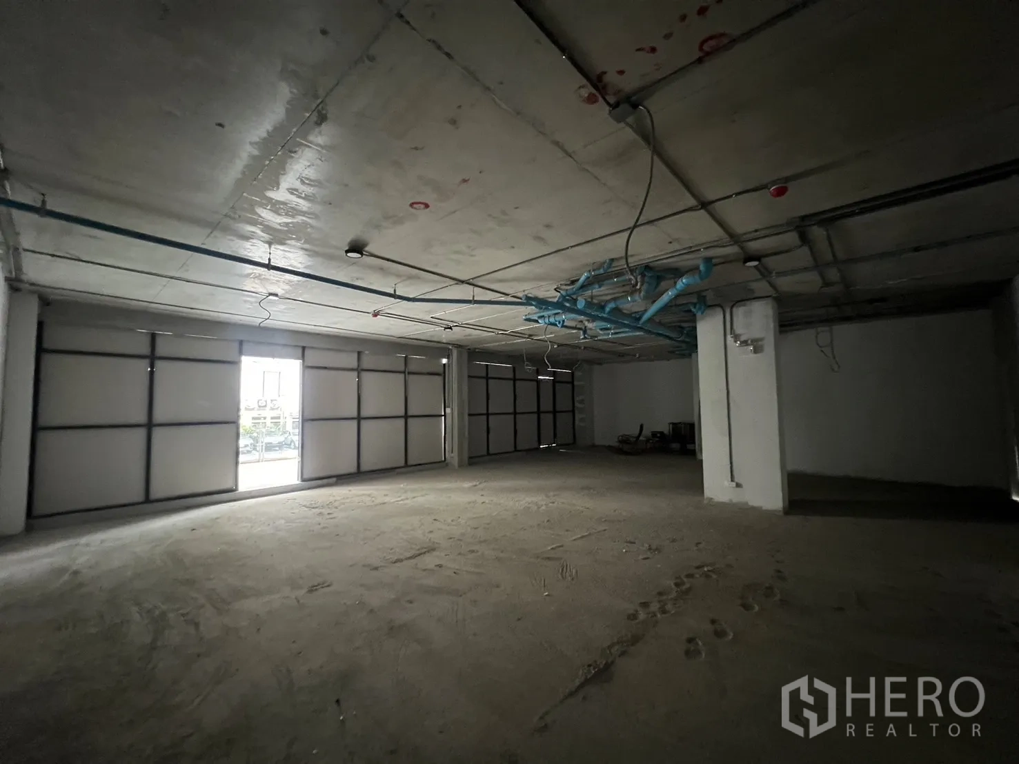 พื้นที่ขายปลีก ให้เช่า - ภายในกว้างพร้อมชุดหน้าร้านแบบโรลเลอร์และประตูเซอร์วิส รับแสงธรรมชาติ