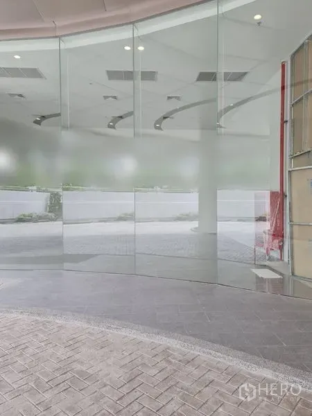 พื้นที่ขายปลีก ให้เช่า - กระจกเต็มบานจากพื้นจรดเพดาน มองเห็นหน้าโครงการชัดเจน