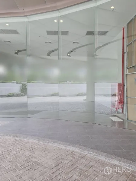 พื้นที่ขายปลีก ให้เช่า - กระจกเต็มบานจากพื้นจรดเพดาน มองเห็นหน้าโครงการชัดเจน