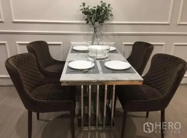 คอนโด ให้เช่าในRatchathewi, Bangkok - โต๊ะกินข้าวหินอ่อน 4 ที่นั่ง เก้าอี้บุกำมะหยี่พร้อมชุดจานชาม