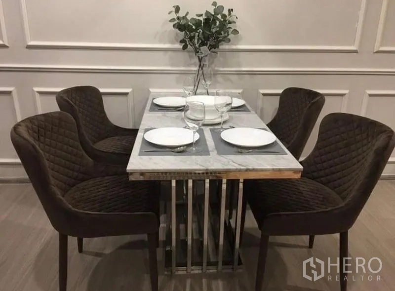 คอนโด ให้เช่าในRatchathewi, Bangkok - โต๊ะกินข้าวหินอ่อน 4 ที่นั่ง เก้าอี้บุกำมะหยี่พร้อมชุดจานชาม