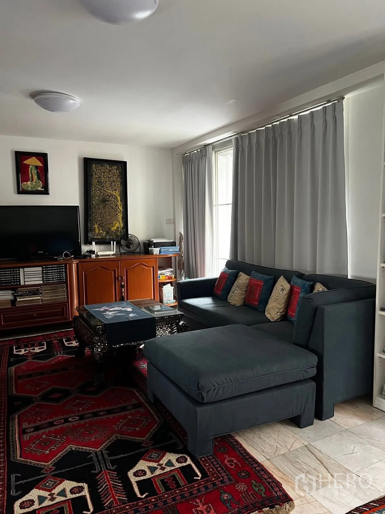 ทาวน์เฮาส์ for rent or sale in Watthana, Bangkok - ห้องแฟมิลี่รูมโซฟามุม ทีวีคอนโซล และผ้าม่านทึบ