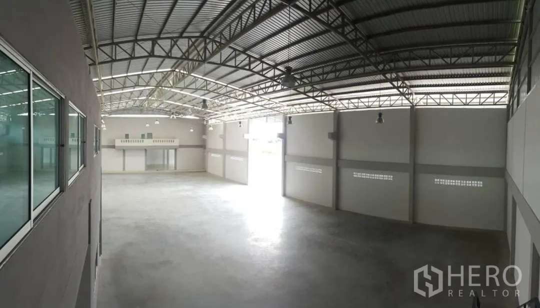 工厂 出租或出售在Bang Sao Thong, Samut Prakan - 过道视角的仓库，拱形钢屋顶与通风砖窗