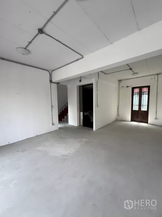 零售空间 出租在Khlong Toei, Bangkok - 上层开放空间，设卫生间入口与阳台门。