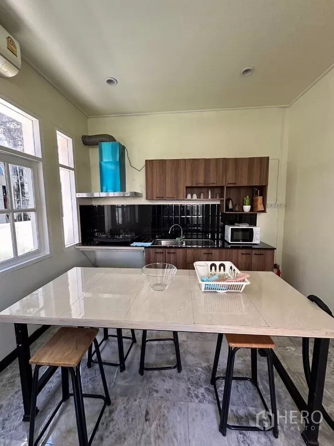 สำนักงานที่บ้าน ให้เช่าในSuan Luang, Bangkok - ครัวสว่าง ไอส์แลนด์ทานข้าว และเครื่องดูดควันสีน้ำเงิน