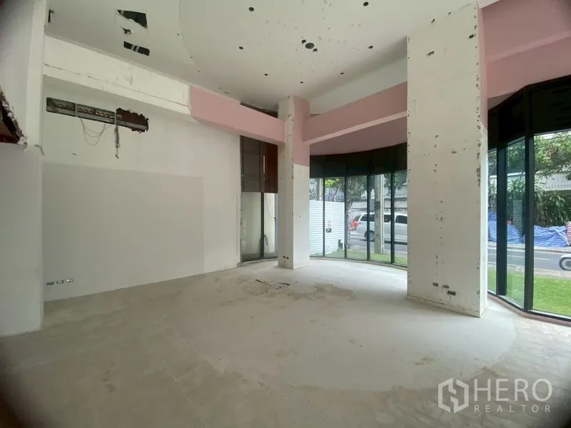 พื้นที่ขายปลีก ให้เช่าในWatthana, Bangkok - โถงร้านเปิดโล่ง มีกระจกมุมโค้งและเสากลางห้อง