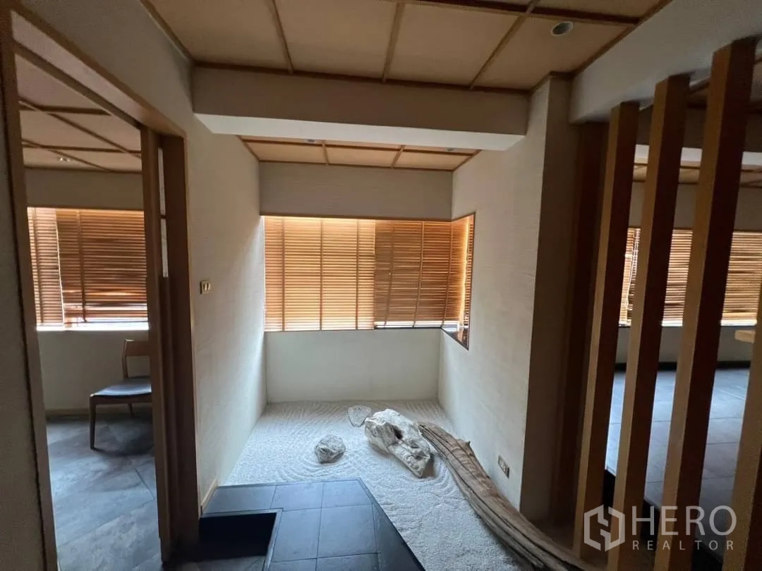 พื้นที่ขายปลีก ให้เช่า - มุมสไตล์เซน มีสวนน้ำตาลทรายในอาคารและระแนงไม้ พร้อมหน้าต่างสว่าง