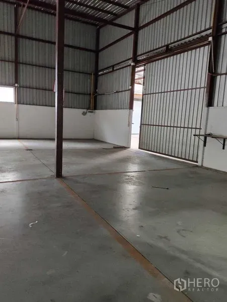 คลังสินค้า ให้เช่าในBang Kapi, Bangkok - พื้นที่จัดเก็บแบบเปิดโล่งพร้อมคานเหล็กและประตูบานเลื่อนกว้าง