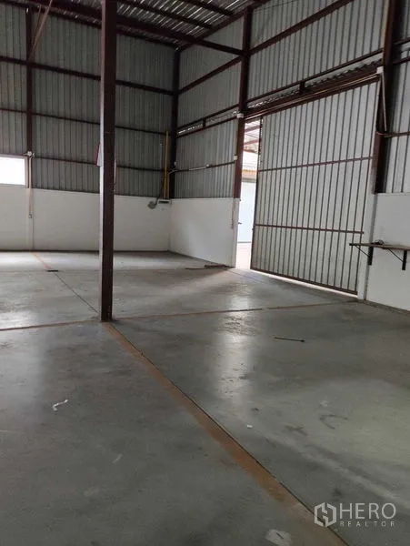 คลังสินค้า ให้เช่าในBang Kapi, Bangkok - พื้นที่จัดเก็บแบบเปิดโล่งพร้อมคานเหล็กและประตูบานเลื่อนกว้าง