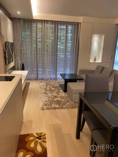 คอนโด ให้เช่าในWatthana, Bangkok - พื้นที่ครัวและนั่งเล่นแบบโอเพนพลาน พื้นไม้โทนอ่อน โต๊ะกาแฟ และหน้าต่างบานใหญ่